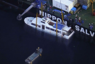 写真：海底からつり上げられた観光船「ＫＡＺＵ　Ⅰ」＝５月２６日、斜里町沖（共同通信社ヘリから）