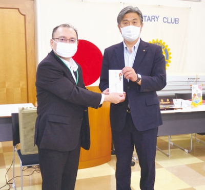 写真：綿貫館長に図書購入費を贈る川田副会長（右）