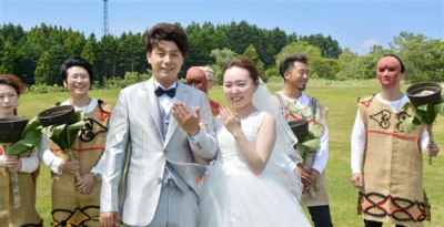 写真：垣ノ島遺跡で結婚式を挙げた吉川祐希さん（手前左）と有紗さん＝２６日午後、函館市