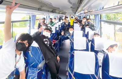写真：バスに乗り込み喜びいっぱいの富岸小児童