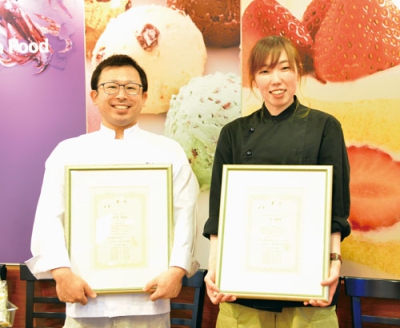 写真：金賞を受賞した松澤さん（左）と南さん