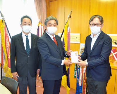写真：小西校長に洗濯機購入費を手渡す川田副会長（中央）と吉田幹事（左）