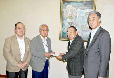 写真：濱中理事長（右から２人目）に善意を手渡す似内会長