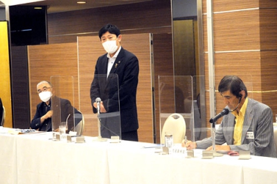 写真：株主総会であいさつする青山代表取締役