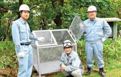 写真：新入社員３人が製作し、崎守町会の町内に設置したごみステーション
