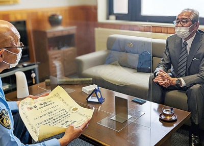 写真：金平署長に受賞を報告する藤崎さん（右）