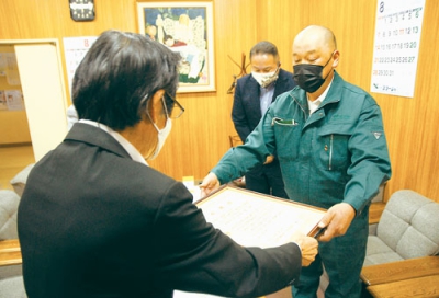 写真：武田教育長から感謝状を受け取る草塩建設の社員