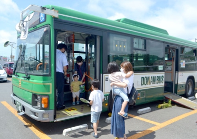 写真：バスの乗車体験を楽しむ親子