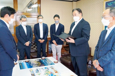 写真：青山市長（左）に要望を伝えるＭＯＰＡの関根会長（右から２人目）
