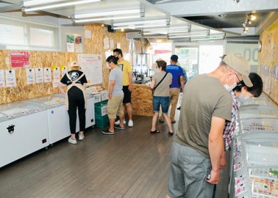 写真：多くの町民らが訪れたおいしい肉屋さんの「お盆セール」