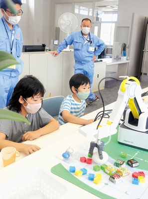 写真：夏休みで子どもたちがロボット操作を楽しむなど見学が相次いでいるＴＲＣ