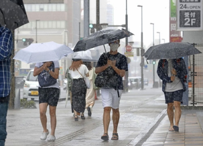 写真：雨の中、傘を差してＪＲ静岡駅前を歩く人たち＝１３日午後０時７分