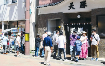 写真：帰省客や観光客ら約３０人が列を作った天勝本店