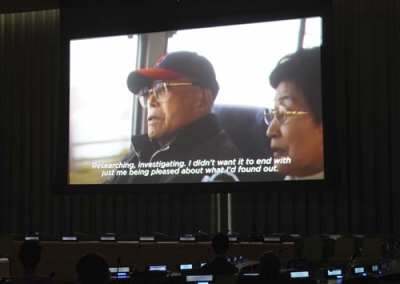 写真：１６日、米ニューヨークの国連本部で上映された森重昭さんと被爆死した米兵捕虜の遺族との交流を記録した映画（共同）