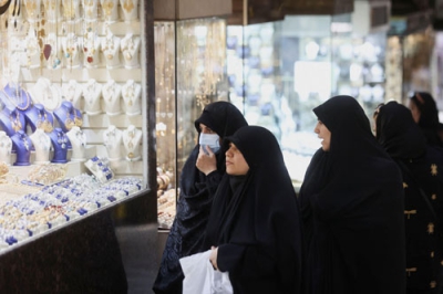写真：貴金属店の商品を眺めるイラン人たち＝１６日、テヘラン（ＷＡＮＡ提供・ロイター＝共同）