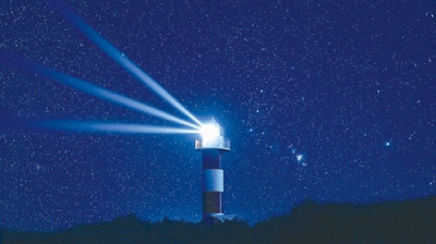 写真：展示の一環で、アヨロ鼻灯台からＬＥＤレーザーを投射する
