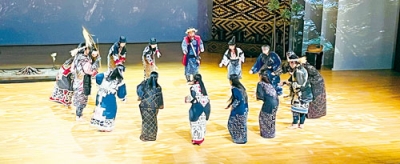 写真：記念式典で披露された伝統芸能「イノミ」の特別公演