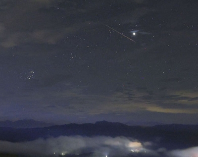 写真：「ペルセウス座流星群」が出現のピークを迎え、新潟県小千谷市で見られた流れ星＝１３日午後１１時３０分（１５秒露光）
