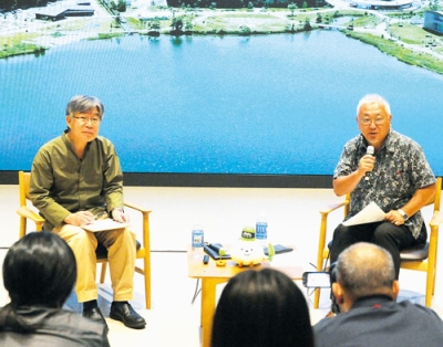 写真：対談した加藤センター長（右）と佐々木館長