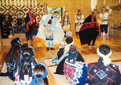 写真：歌や踊りを披露するカナダの先住民族ら