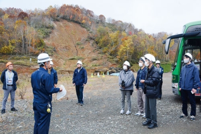 写真：土砂災害があった日高幌内川砂防堰堤を見学する参加者