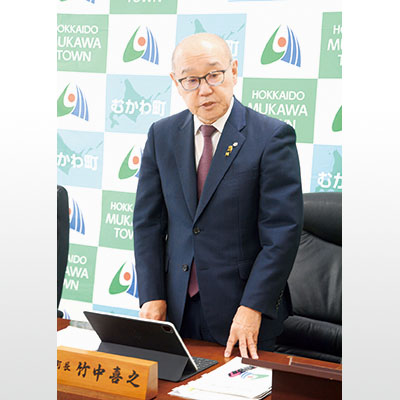 写真：２４年度予算案を発表する竹中町長