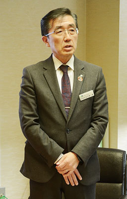 写真：２０２４年度予算案を発表する及川町長