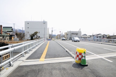 写真：２年半ぶりに開通した市道館山橋＝２１日午前