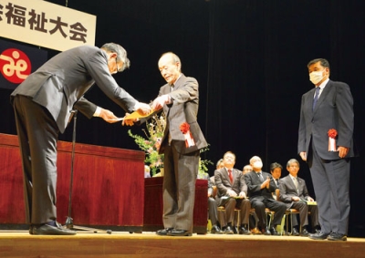 写真：仲川会長（左）から表彰状を受け取る名波さん