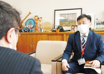 写真：小笠原市長に被災地での活動予定を話す宮林主管