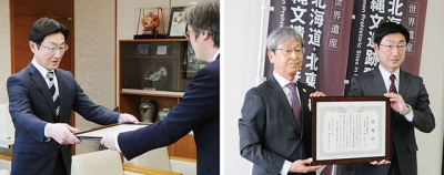 写真：堀井市長（写真左）と影山教育長（写真右）から感謝状を受け取る高橋社長