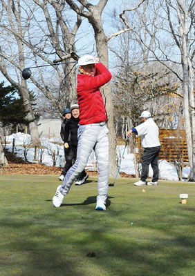 写真：今季初ラウンドを楽しむゴルファー