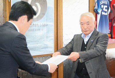 写真：大塩町長（左）に答申する熊谷会長