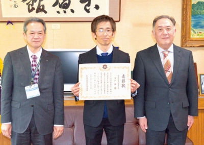 写真：北海道教育実践表彰（教職員表彰）を受賞した宮川さん（中央）
