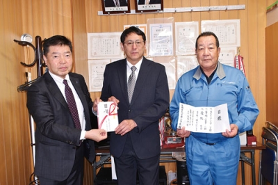 写真：目録を手にする（左から）髙橋会長、大谷校長、岡村事務局長