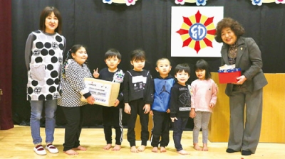 写真：清泉幼稚園の園児らと立野会長（右）