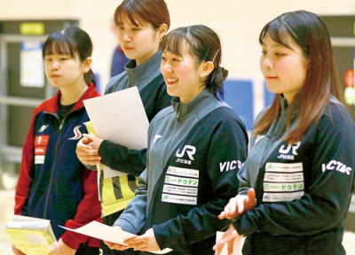 写真：２冠を達成し、笑顔の北川選手（右から２人目）