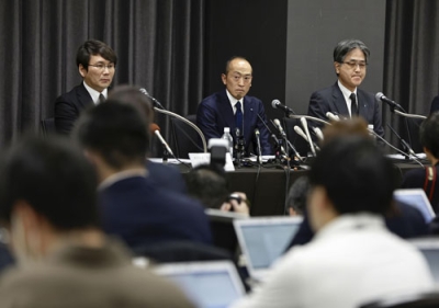 写真：大阪市で開かれた小林製薬の記者会見。中央は小林章浩社長＝２９日午後