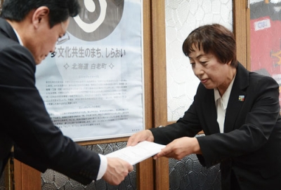 写真：大塩町長に要望書を手渡す吉良会長（右）