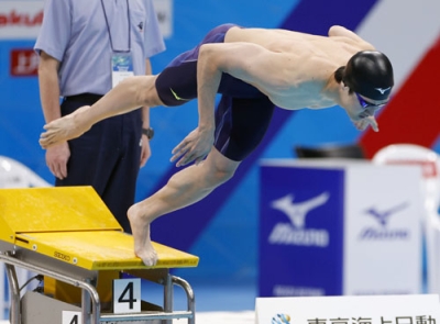 写真：パリ五輪代表選考会の競泳男子５０メートル自由形予選でスタートする松井浩亮＝２２日、東京アクアティクスセンター