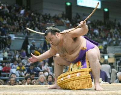 写真：大相撲春場所で弓取り式を務める勇輝＝３月、エディオンアリーナ大阪