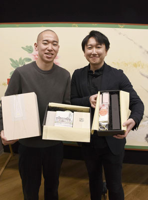 写真：「ＯＭＩＡＧＥ　ＢＯＸ」を開発した塚原大さん（左）と間中雅俊さん＝３月、東京都内