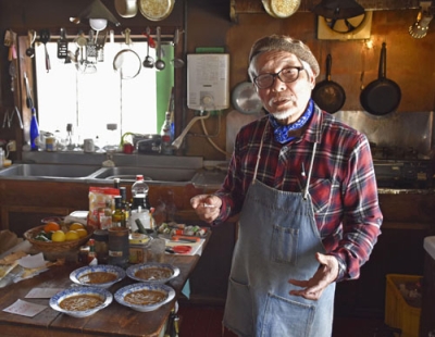 写真：「レストラン・モレーナ」のキッチンでカレーを用意する栗岩英彦さん＝３月、下川町