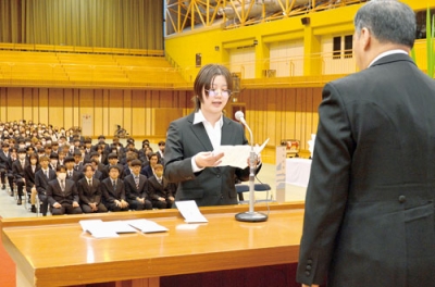 写真：新入生を代表して誓いの言葉を述べる久保田さん