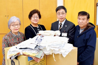 写真：髙木事務局長（右から２人目）に清拭布を寄贈した悠楽会のメンバーたち