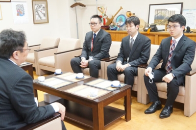 写真：小笠原市長に被災地の様子を伝える右から松下さん、秋山さん、三浦さん