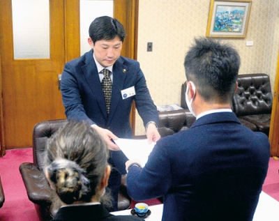 写真：要望書を受け取る青山市長