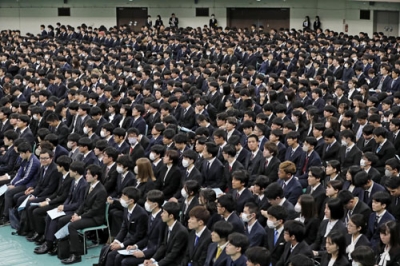 写真：東大の入学式に臨む新入生たち＝１２日午前、東京・日本武道館
