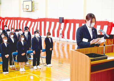 写真：新入生を代表して誓いの言葉を述べる別府さん（右）