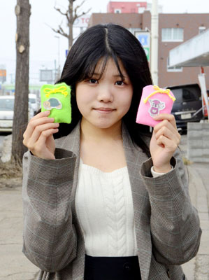 写真：「お守り飴」を手にする真所柚衣さん＝３月、札幌市